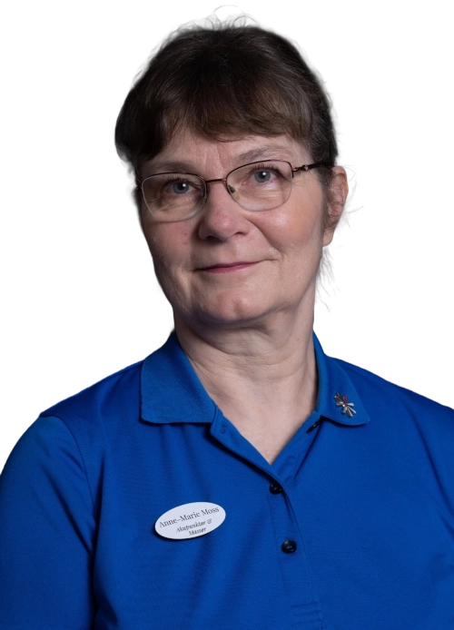 Anne-Marie Moss, TCM akupunktør, terapeutisk massør og Niveau 4 Qigong instruktør, akupunktur, NADA, øreakupunktur og terapeutisk massage. Hun er også autoriseret ergoterapeut.